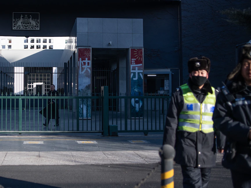 شرطيون صينيون أمام السفارة الأسترالية في بكين - 25 يناير 2019 - AFP