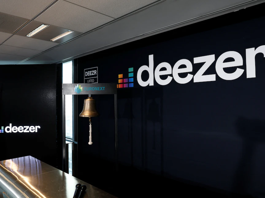 شعار منصة الموسيقى الفرنسية Deezer قبل حفل افتتاح الطرح العام الأولي للشركة في إحدى البورصات بالقرب من باريس في فرنسا. 5 يوليو 2022 - REUTERS