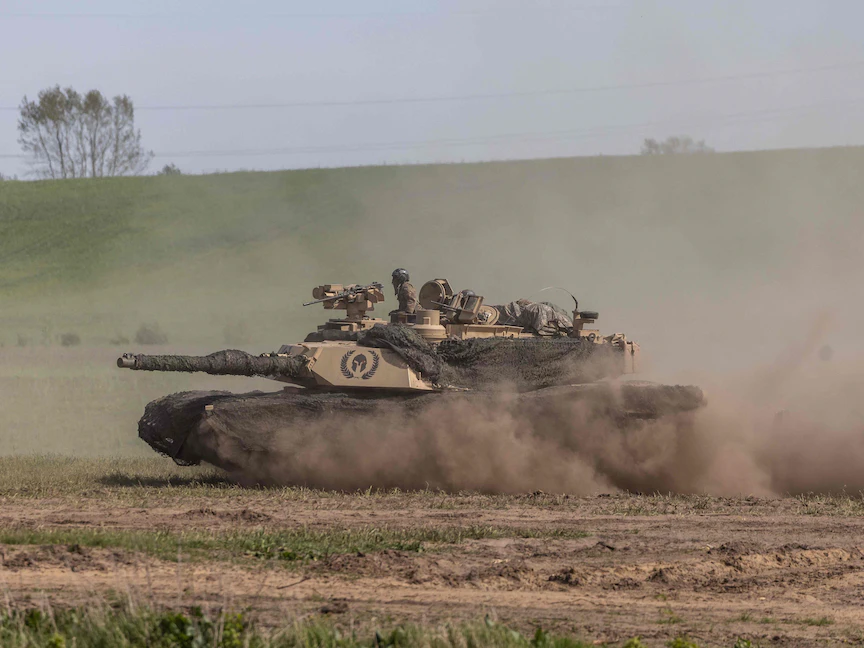 دبابة أبرامز أميركية خلال مناورات "ديفيندر يوروب 22" العسكرية بين الولايات المتحدة وفرنسا والسويد وبولندا. 19 مايو 2022 - AFP