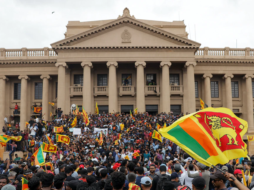 متظاهرون يحتجون أمام الأمانة الرئاسية في العاصمة السريلانكية كولومبو - 9 يوليو 2022 - REUTERS