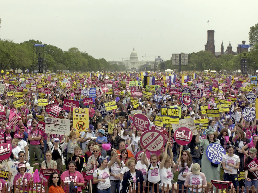 آلاف الأميركيين خلال مسيرة مؤيدة لحق "الإجهاض" أمام المركز التجاري بالعاصمة واشنطن- 25 أبريل 2004 - REUTERS