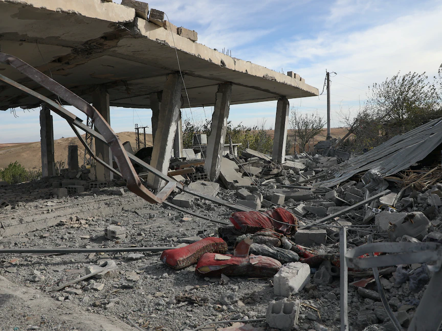 جانب من آثار الغارات الجوية التي شنتها الطائرات الحربية التركية في ريف ديريك بسوريا- 21 نوفمبر 2022 - REUTERS