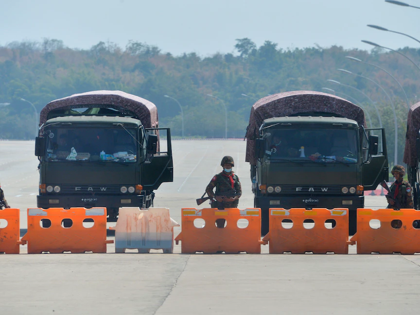 جنود على طريق مغلق يؤدي إلى برلمان ميانمار في نايبيداو في 1 فبراير 2021 - AFP