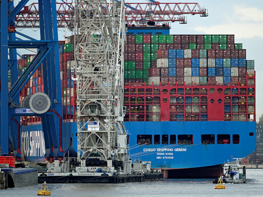 سفينة تابعة لشركة الشحن الصينية "Cosco" في محطة حاويات بميناء هامبورج في ألمانيا. 25 أكتوبر 2022 - REUTERS