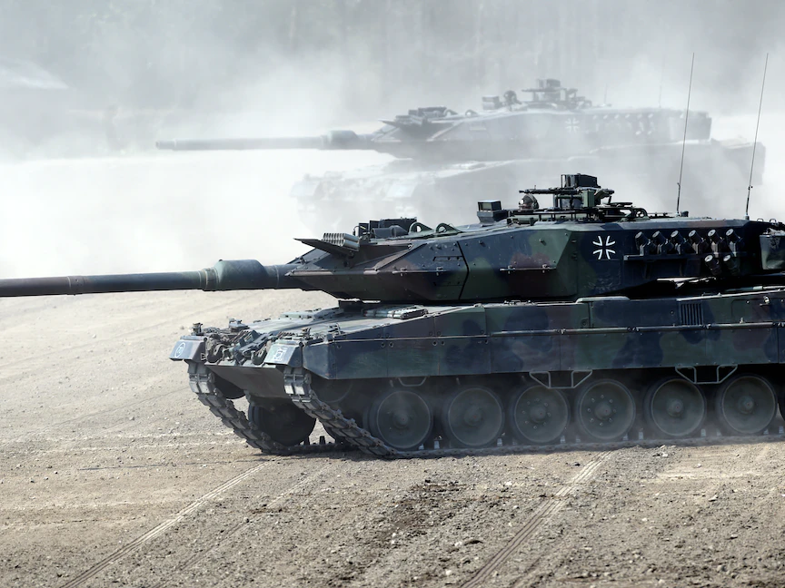 دبابات "ليوبارد 2" الألمانية في تمرينات لحلف شمال الأطلسي VJTF 2019 في مدينة مونستر الألمانية - 20 مايو 2019. - REUTERS