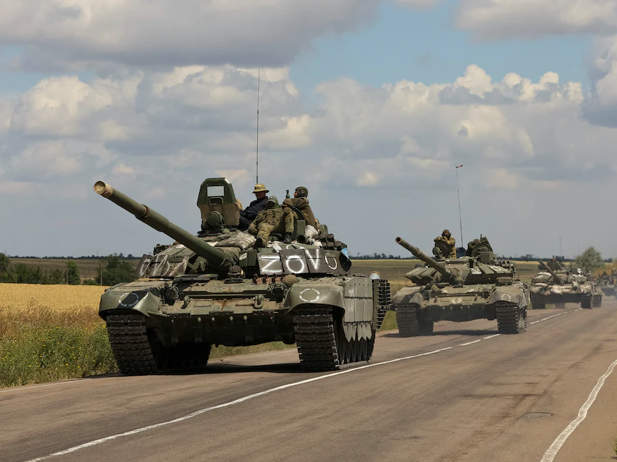 موكب دبابات للجيش الروسي يتقدم باتجاه منطقة زابوروجيا - REUTERS