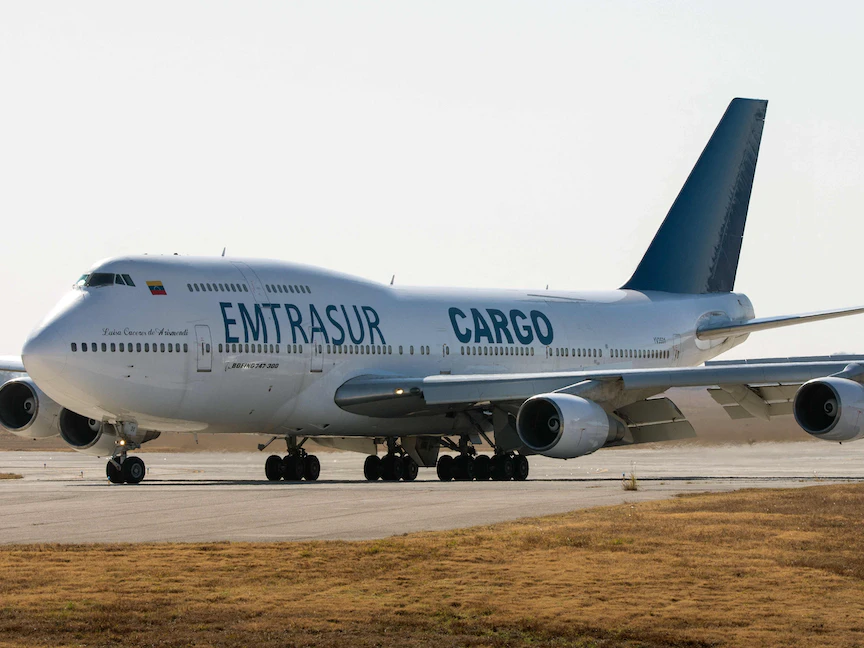 طائرة الشحن المملوكة لشركة "إيمتراسور" الفنزويلية في مطار قرطبة الدولي بالأرجنتين- 6 يونيو 2022 - AFP