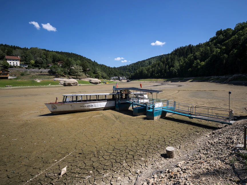 ًصورة تم التقاطها في 4 أغسطس 2022 في ليه برينيه تُظهر الحوض الجاف لبحيرة Brenets (Lac des Brenets) ، وهي جزء من نهر نهر دو - AFP
