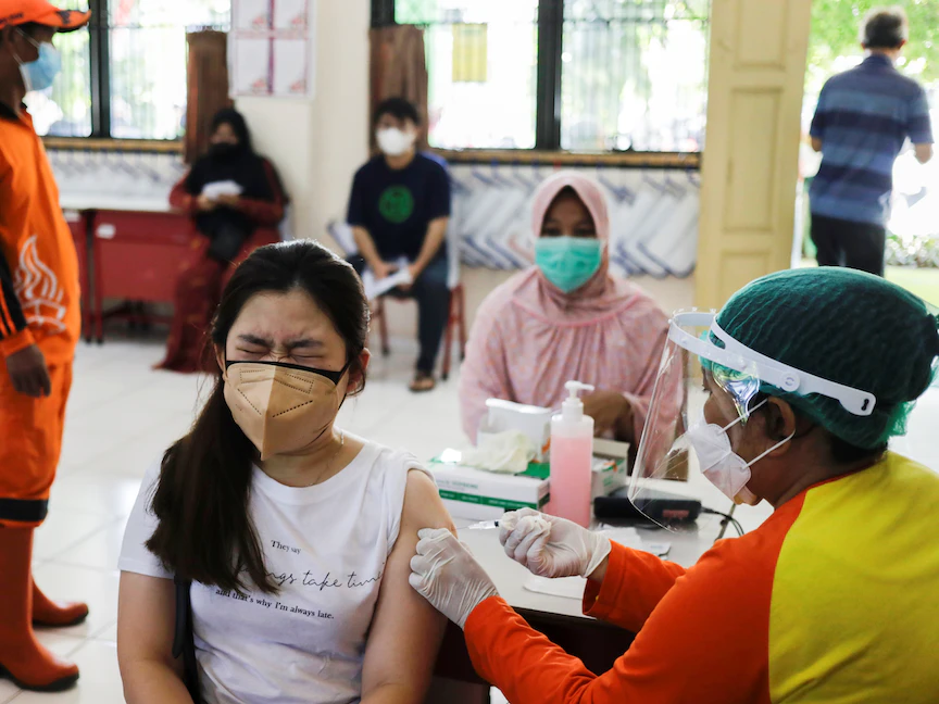 فتاة تتلقى جرعة من لقاح مضاد لفيروس كورونا، جاكرتا، إندونيسيا، 26 يوليو 2021 - REUTERS