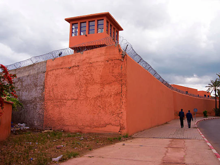 المغرب يبحث مواجهة اكتظاظ السجون بالسوار الإلكتروني