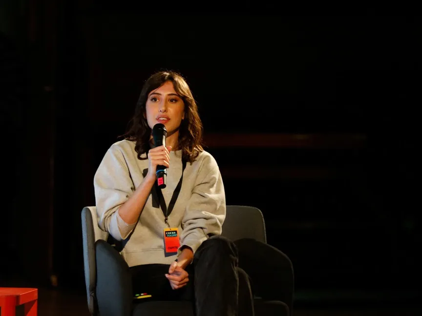 الصحافية الإيطالية سيسيليا سالا تتحدث خلال ندوة في ميلانو بإيطاليا. 16 فبراير 2024 - Reuters