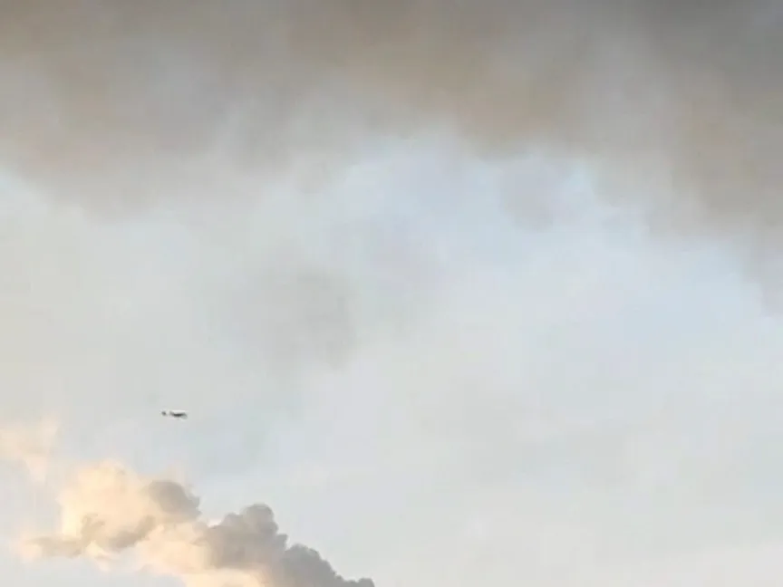 طائرة بدون طيار من طراز SBU الأوكرانية تحلق قبل أن تضرب مصفاة نفطية بمنطقة ريازان الروسية. 13 مارس 2024. - Reuters