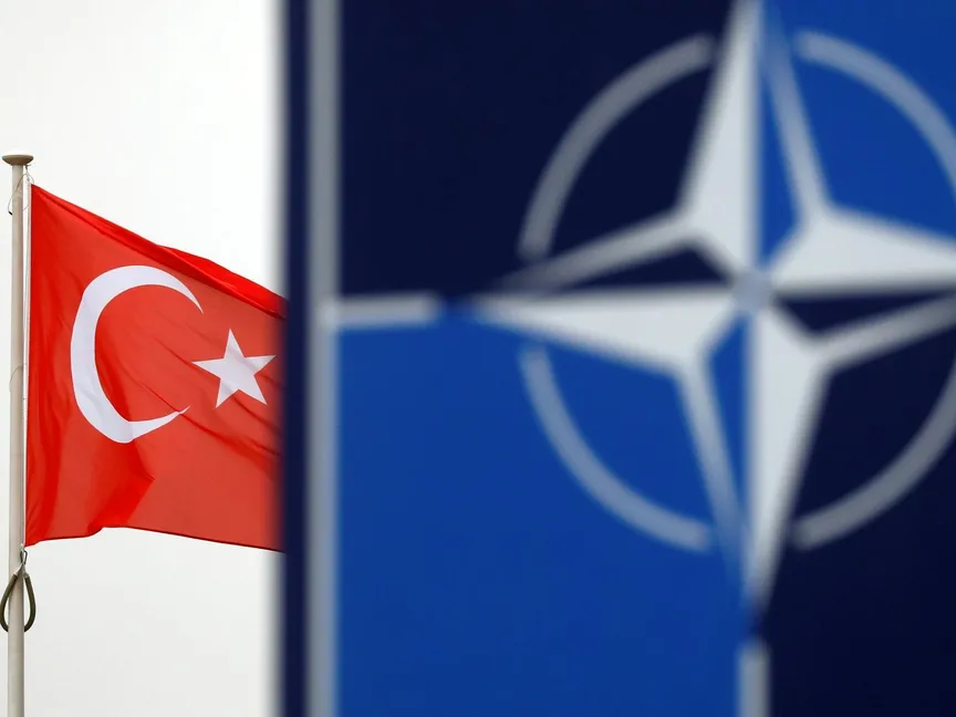 علم تركيا يرفرف بجانب شعار الناتو في مقر الحلف في بروكسل، بلجيكا. 26 نوفمبر 2019 - REUTERS