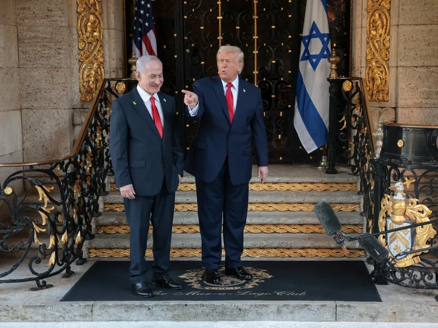 الرئيس الأميركي دونالد ترمب يتحدث إلى وسائل الإعلام بجوار رئيس الوزراء الإسرائيلي بنيامين نتنياهو لدى وصوله لعقد اجتماعات في مارالاجو بولاية فلوريدا. 29 ديسمبر 2025 - Reuters