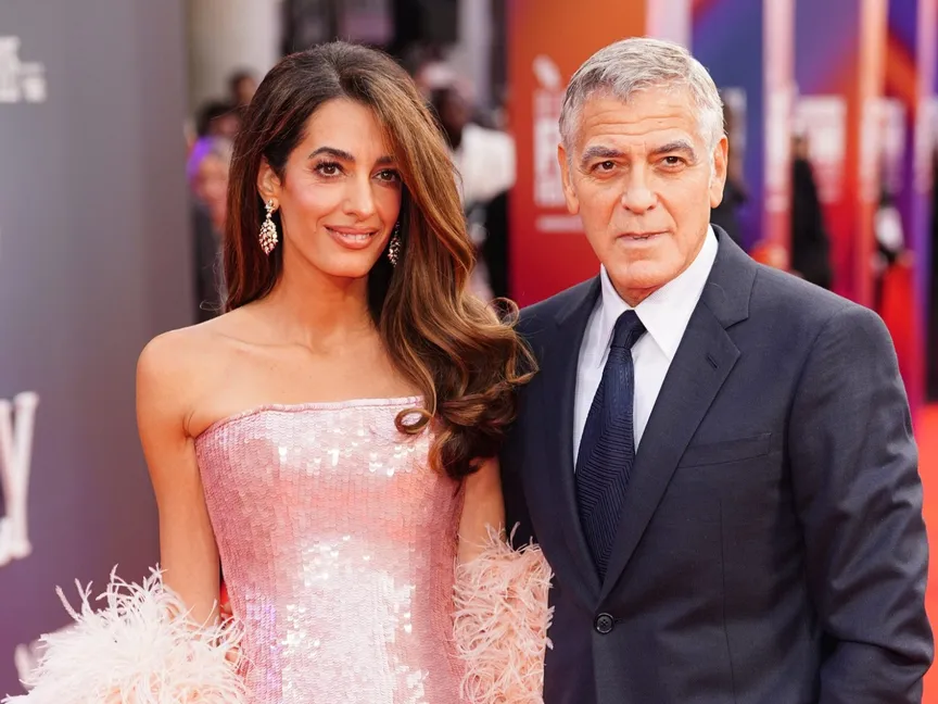 صورة تجمع جورج كلوني وزوجته أمل كلوني أثناء حضورهما العرض الأول لفيلم "جاي كيلي" في مهرجان لندن السينمائي. 10 أكتوبر 2025 - @enews