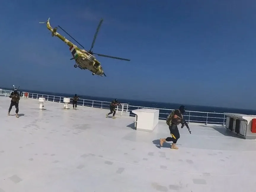 لقطة من فيديو يظهر اختطاف سفينة "جالاكسي ليدر" من طرف الحوثيين في البحر الأحمر. 20 نوفمبر 2023. - Reuters