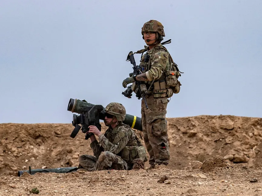 جندي أميركي يستعد لإطلاق صاروخ جافلين أرض جو خلال في إطار التدريب. دير الزور، سوريا. 7 ديسمبر 2021. - AFP