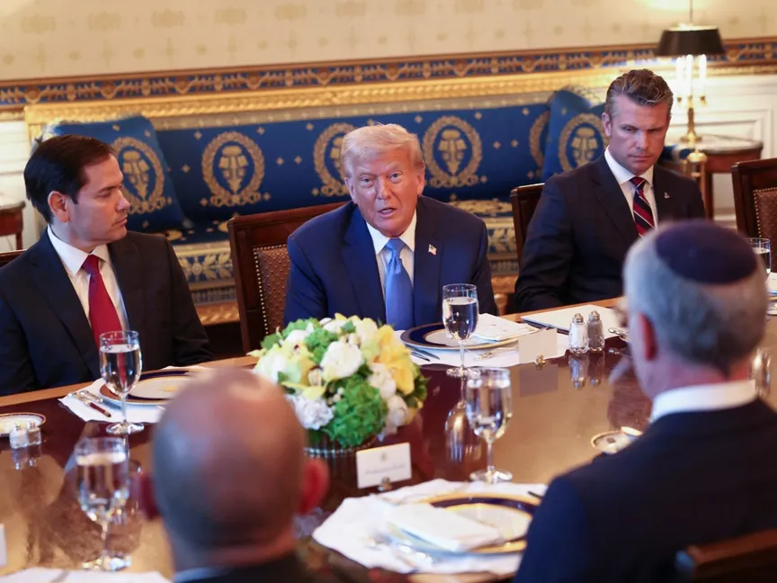 الرئيس الأميركي دونالد ترمب يتحدث خلال عشاء ثنائي مع رئيس الوزراء الإسرائيلي بنيامين نتنياهو وآخرين في البيت الأبيض في واشنطن العاصمة. 7 يوليو 2025 - Reuters