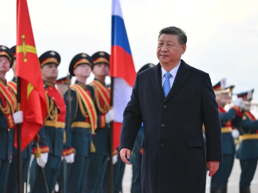 جانب من وصول الرئيس الصيني شي جين بينج إلى المطار في العاصمة الروسية موسكو. 7 مايو 2025 - REUTERS