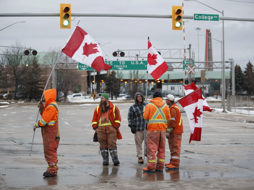 محتجون يغلقون جسر "أمباسادور" الأساسي على الحدود بين كندا والولايات المتحدة - 10 فبراير 2022 - AFP