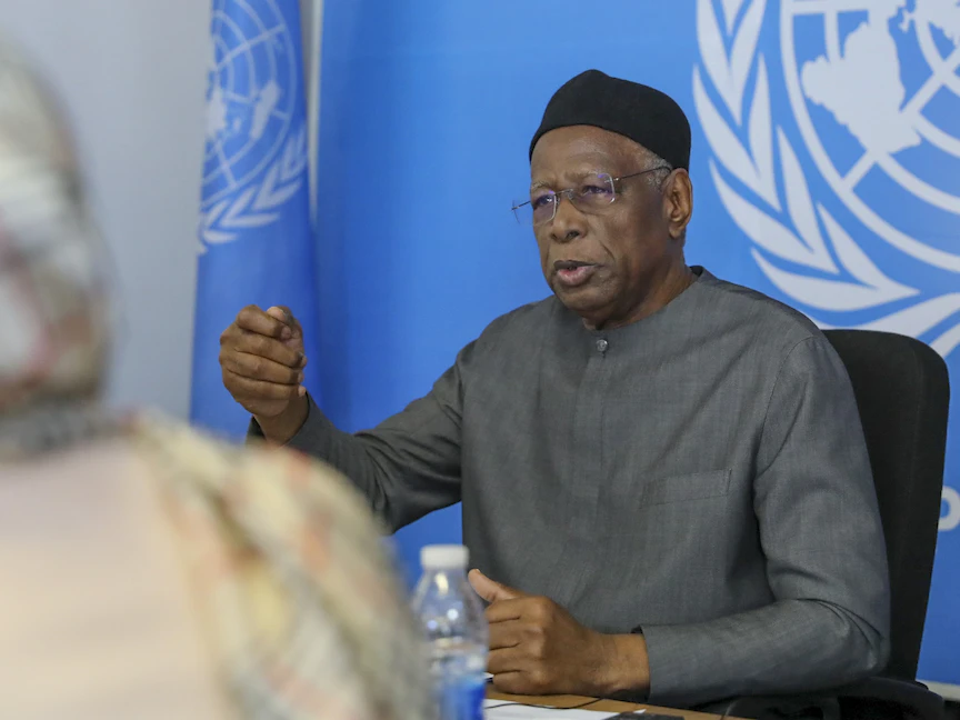 مبعوث الأمم المتحدة إلى ليبيا عبد الله باتيلي يلتقي مجموعة من شباب ليبيا- 22 مارس 2023 - twitter/UNSMILibya