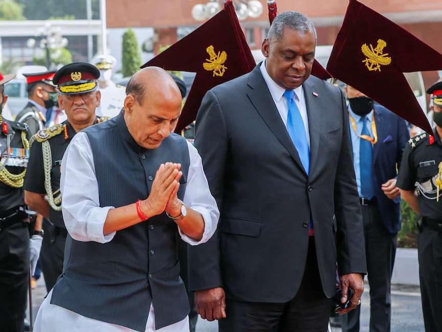 وزيرا الدفاع، الأميركي لويد أوستن والهندي راجناث سينج، خلال حفل استقبال في نيودلهي - 20 مارس 2021 - REUTERS