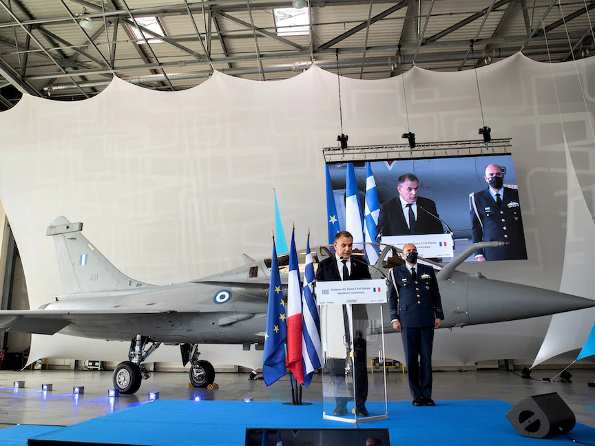 مؤتمر صحافي في قاعدة إيستر بجنوب فرنسا خلال تسليم مقاتلة "رافال" لليونان، 21 يوليو 2021 - twitter@npanagioto