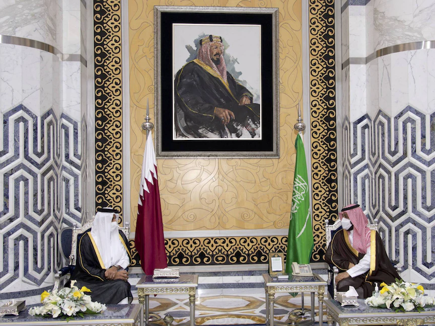 ولي العهد السعودي يستعرض العلاقات الثنائية مع أمير قطر