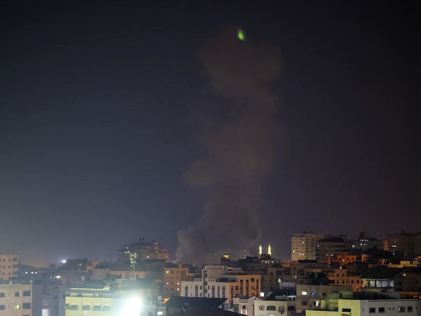 دخان يتصاعد بعدما شنّ الجيش الإسرائيلي غارات جوية على قطاع غزة، 22 أغسطس 2021 - AFP