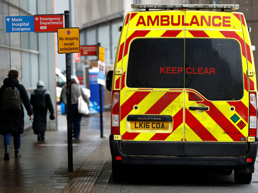 سيارة إسعاف قرب مستشفى لندن الملكي في العاصمة البريطانية- 19 ديسمبر 2022 - REUTERS