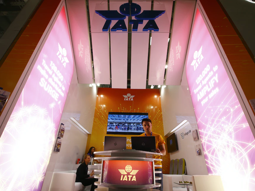 شعار الاتحاد الدولي للنقل الجوي (IATA) في معرض السياحة الدولية ITB، برلين - REUTERS