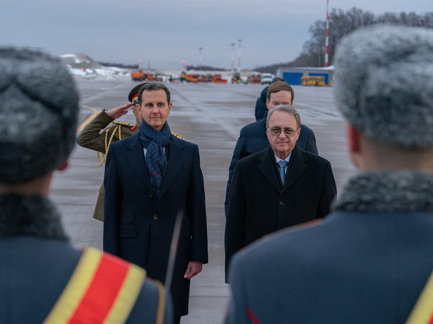 الرئيس السوري بشار الأسد بجانب مبعوث موسكو للشرق الأوسط ميخائيل بوجدانوف في مطار فنوكوفا الدولي بموسكو. 14 مارس 2023 - "سانا"