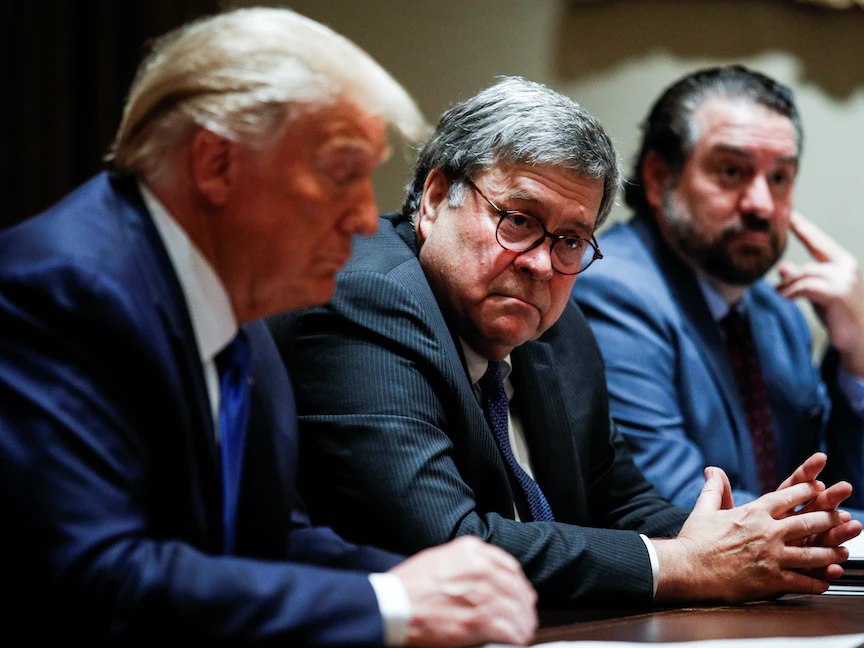 الرئيس الأميركي السابق دونالد ترمب مع المدعي العام السابق ويليام بار- 23 سبتمبر 2020 - REUTERS