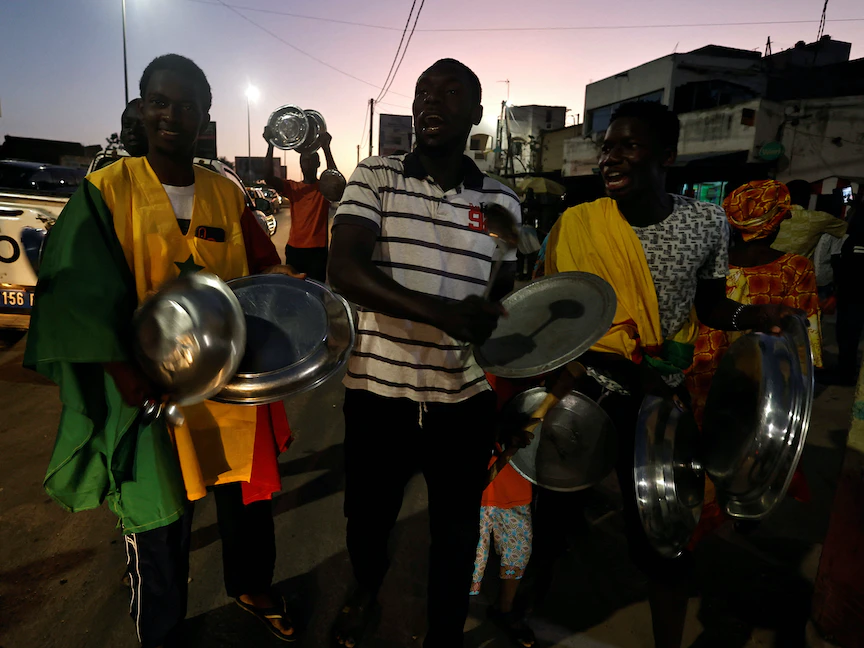 متظاهرون يقرعون أواني الطبخ خلال احتجاجات في داكار - 22 يونيو 2022 - REUTERS