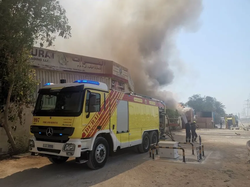 آليات الدفاع المدني تعمل على إخماد الحريق الذي شب في مصنع للخشب بدبي - الدفاع المدني في دبي
