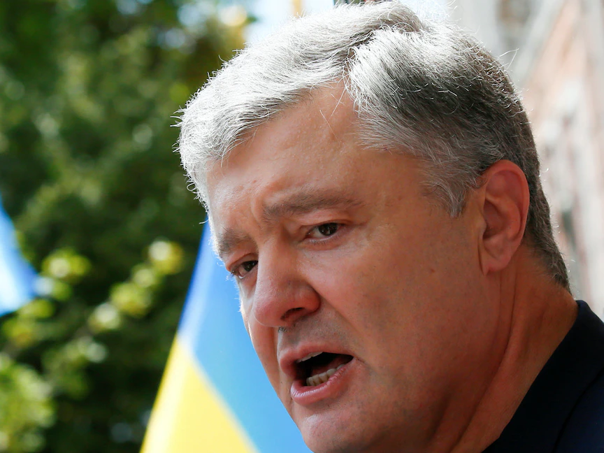 الرئيس الأوكراني السابق بوروشينكو يخاطب أنصاره قبل دخول مبنى المحكمة في كييف - الأول من يوليو 2020 - REUTERS