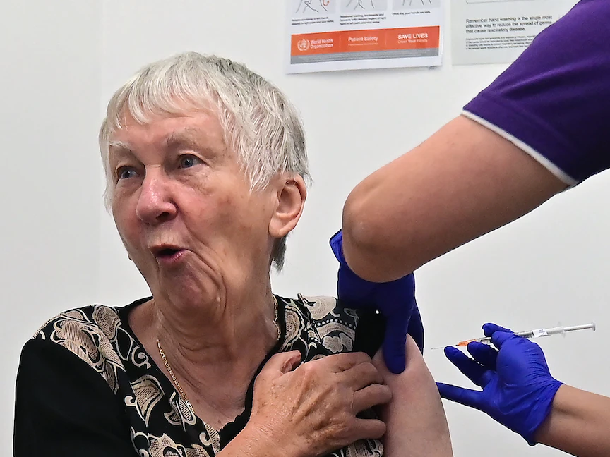 جاني ماليسياك (84 عاماً) أول أسترالية تتلقى لقاح كورونا بكاستيل هيل في سيدني-21 فبراير 2021 - AFP