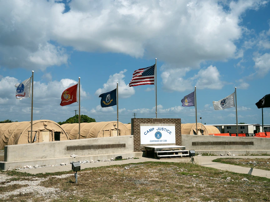 قاعة المحكمة العسكرية في جوانتانامو التي تعقد فيها جلسات المتهمين بتدبير هجمات 11 سبتمبر 2001 - nytimes.com