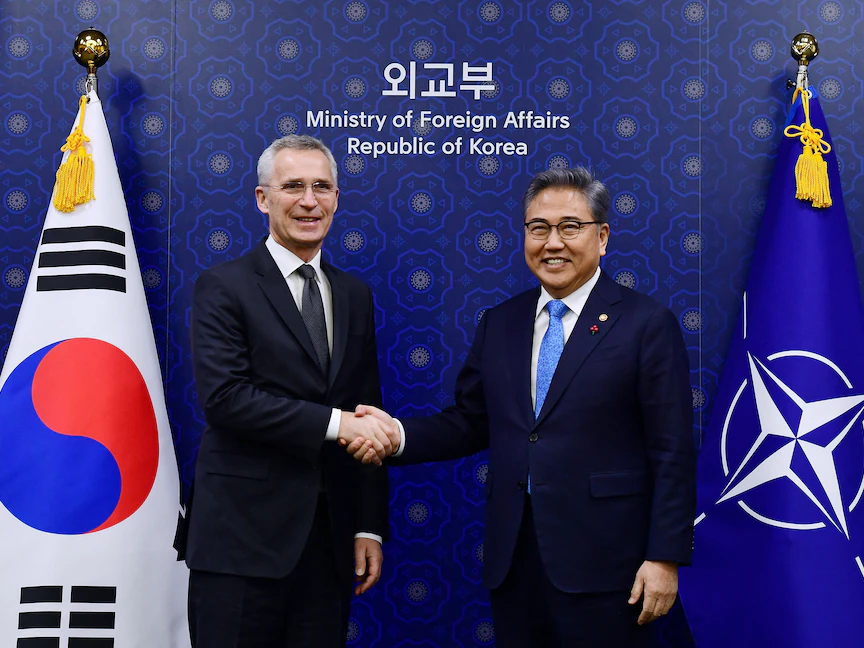 وزير خارجية كوريا الجنوبية بارك جين (يمين) خلال استقباله الأمين العام لحلف الناتو ينس ستولتنبرج في العاصمة سول- 29 يناير 2023 - REUTERS