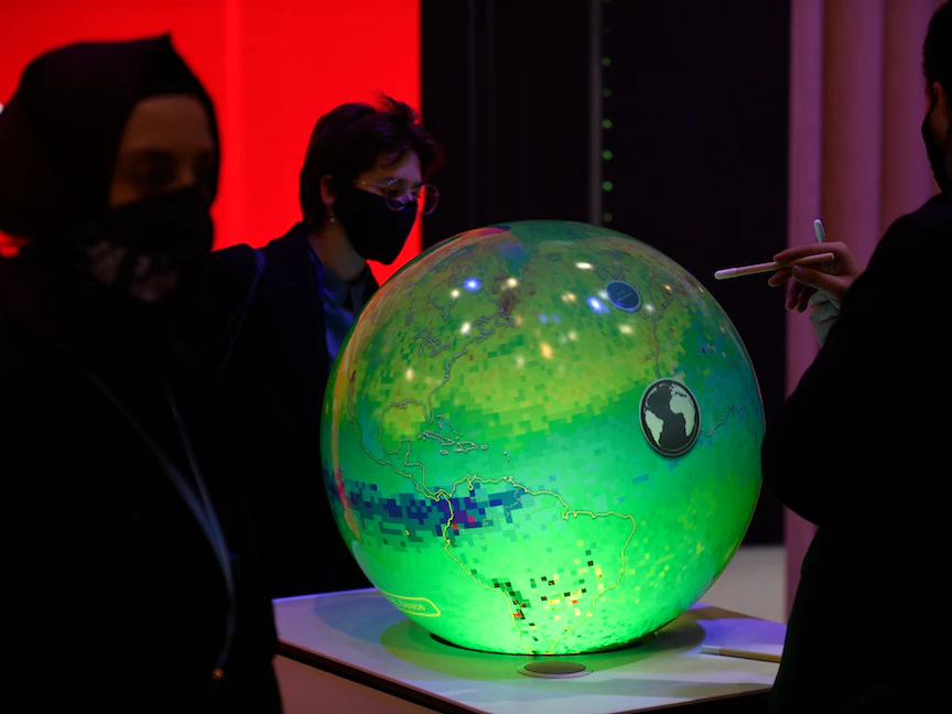 مجسم تفاعلي يعكس آثار التغير المناخي على كوكب الأرض في مقر انعقاد قمة المناخ في جلاسكو، 1 نوفمبر 2021. - AFP