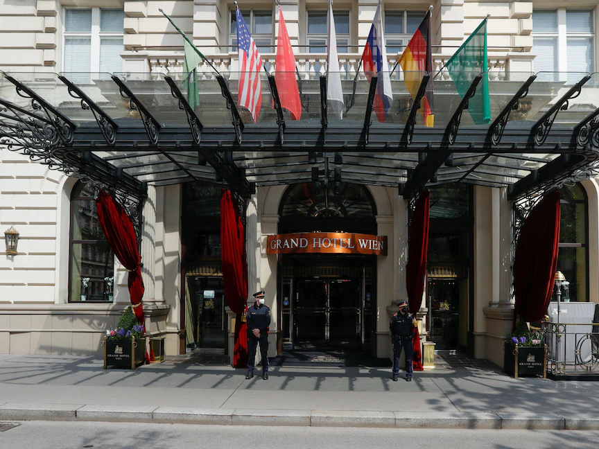 مجموعة من الأعلام تمثل الدول المشاركة في محادثات الاتفاق النووي التي تستضيفها فيينا- 20 أبريل 2021 - REUTERS