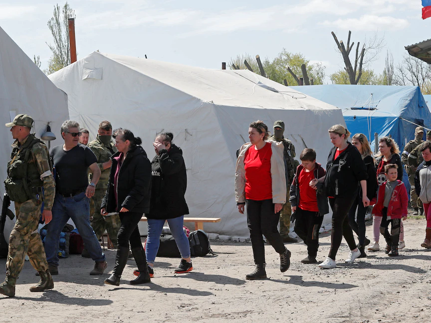 لحظة وصول مدنيين أوكرانيين تم إجلاؤهم من مجمع آزوف ستال إلى مخيم بقرية بيزيمين شرقي أوكرانيا. 1 مايو 2022. - REUTERS