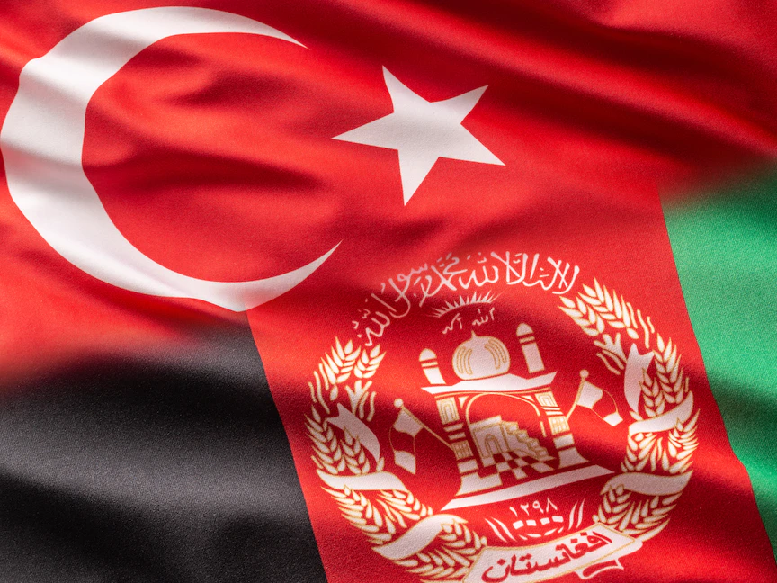 تصميم يجمع بين العلمين التركي والأفغاني - "الشرق"