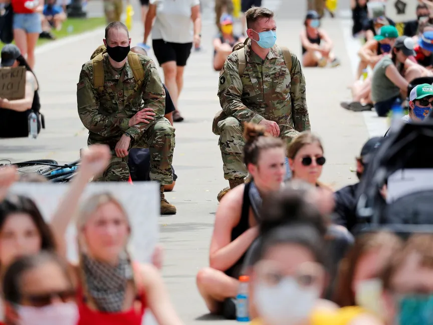 عناصر من الحرس الوطني الأميركي خلال تظاهرة سلمية في مينيسوتا الأميركية - REUTERS