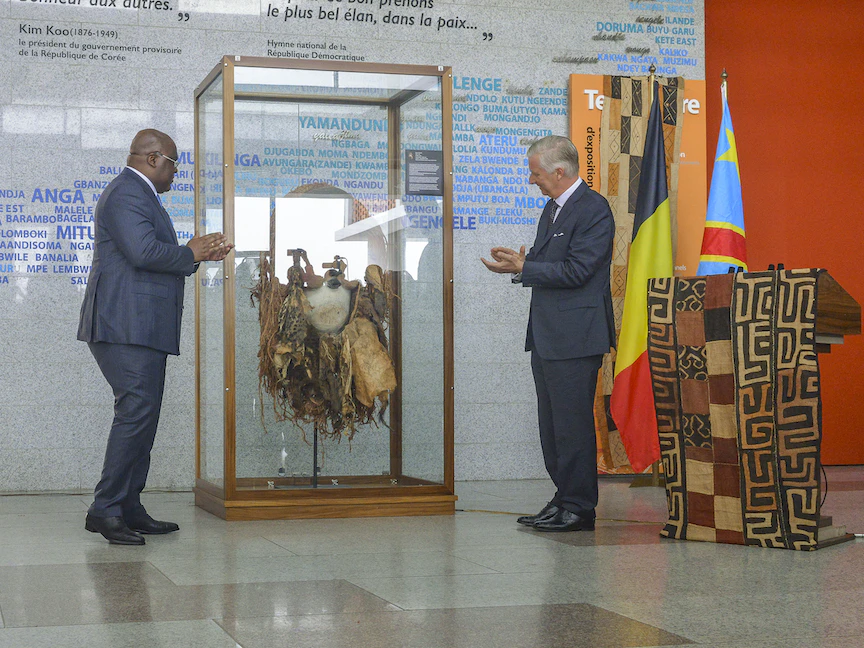 رئيس جمهورية الكونجو الديمقراطية فيليكس تشيسكيدي (يسار) يلقي نظرة على قناع سلمه الملك فيليب ملك بلجيكا (يمين) في المتحف الوطني لجمهورية الكونجو الديمقراطية، كينشاسا - 8 يونيو 2022. - AFP