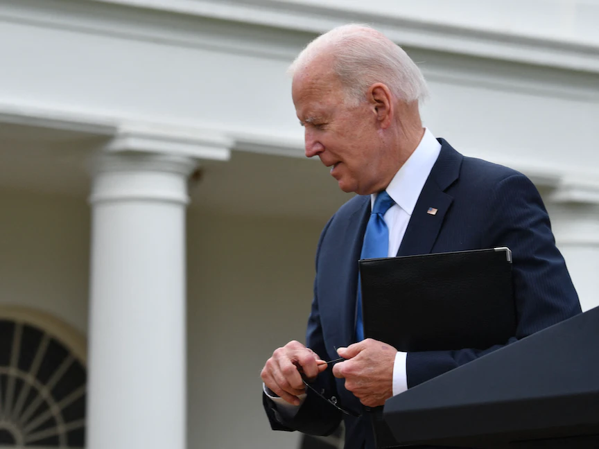 الرئيس الأميركي جو بايدن في حديقة البيت الأبيض قبيل مؤتمر صحافي - AFP