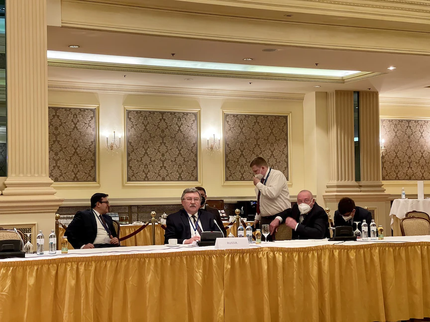 مندوب روسيا الدائم لدى المنظمات الدولية ميخائيل أوليانوف خلال مشاركته في محادثات فيينا - twitter/Amb_Ulyanov