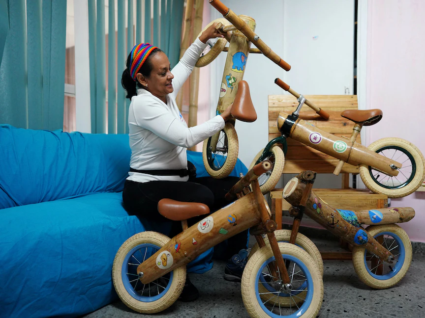 سيدة تستعرض دراجات مصنوعة من الخيزران في العاصمة الكوبية هافانا. 21 يوليو 2023 - REUTERS