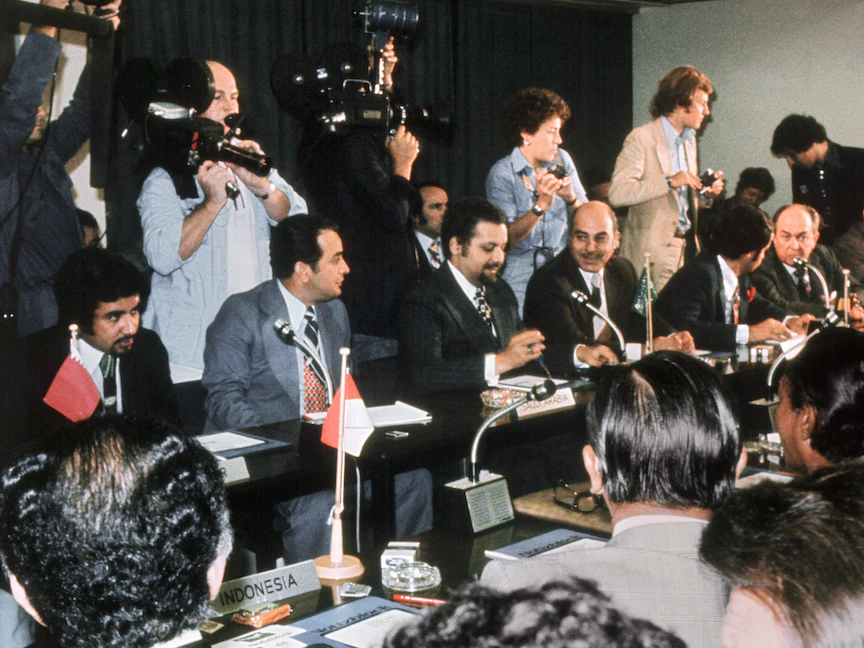 الوزير أحمد يماني (الثالث من اليسار) خلال حضوره اجتماعاً لمنظمة أوبك بمقرها في جنيف 24 سبتمبر 1975 قبل 3 أشهر من حادثة الخطف الشهيرة من القاعة نفسها - AFP