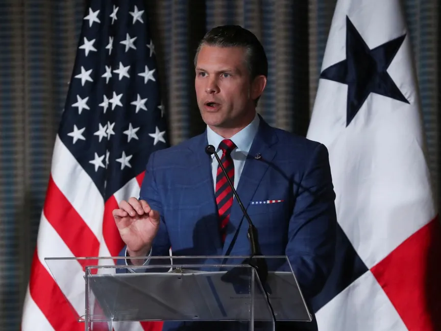 وزير الدفاع الأميركي بيت هيجسيث يتحدث خلال مؤتمر صحافي في مدينة بنما، بنما. 9 أبريل 2025 - REUTERS